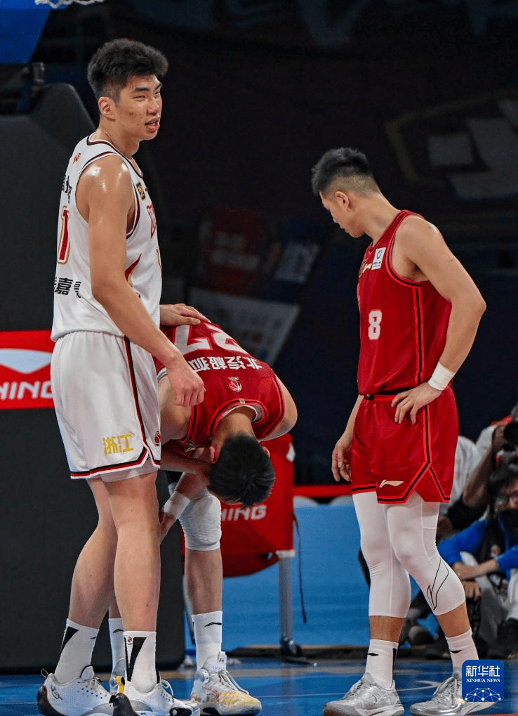 PG电子游戏-拼抢激烈导致两位球员受伤，换人调整的简单介绍