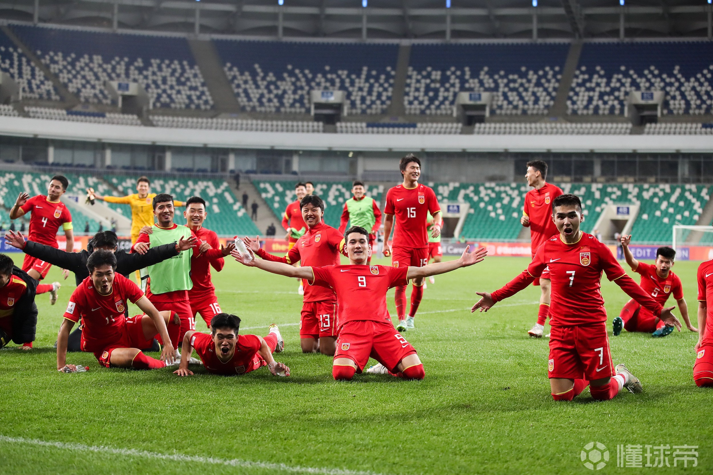 罗马队员们在场上尽展球技,力压对手取胜 罗马队员们在场上尽展球技,力压对手取胜