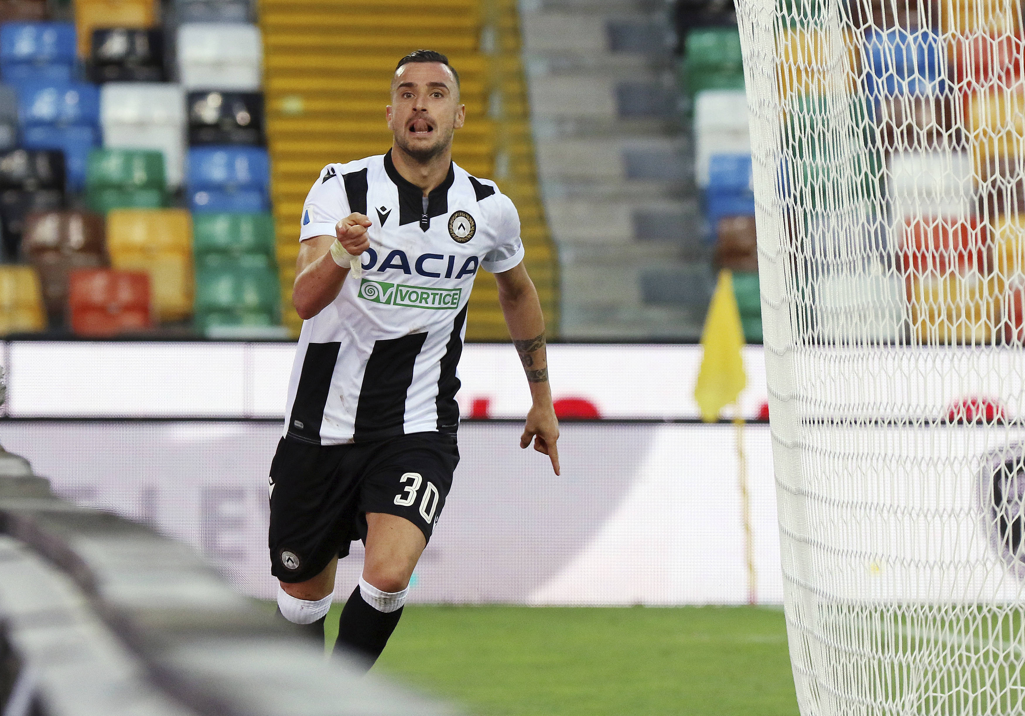 乌迪内斯紧随劲旅,冲击联赛前四 乌迪内斯紧随劲旅,冲击联赛前四