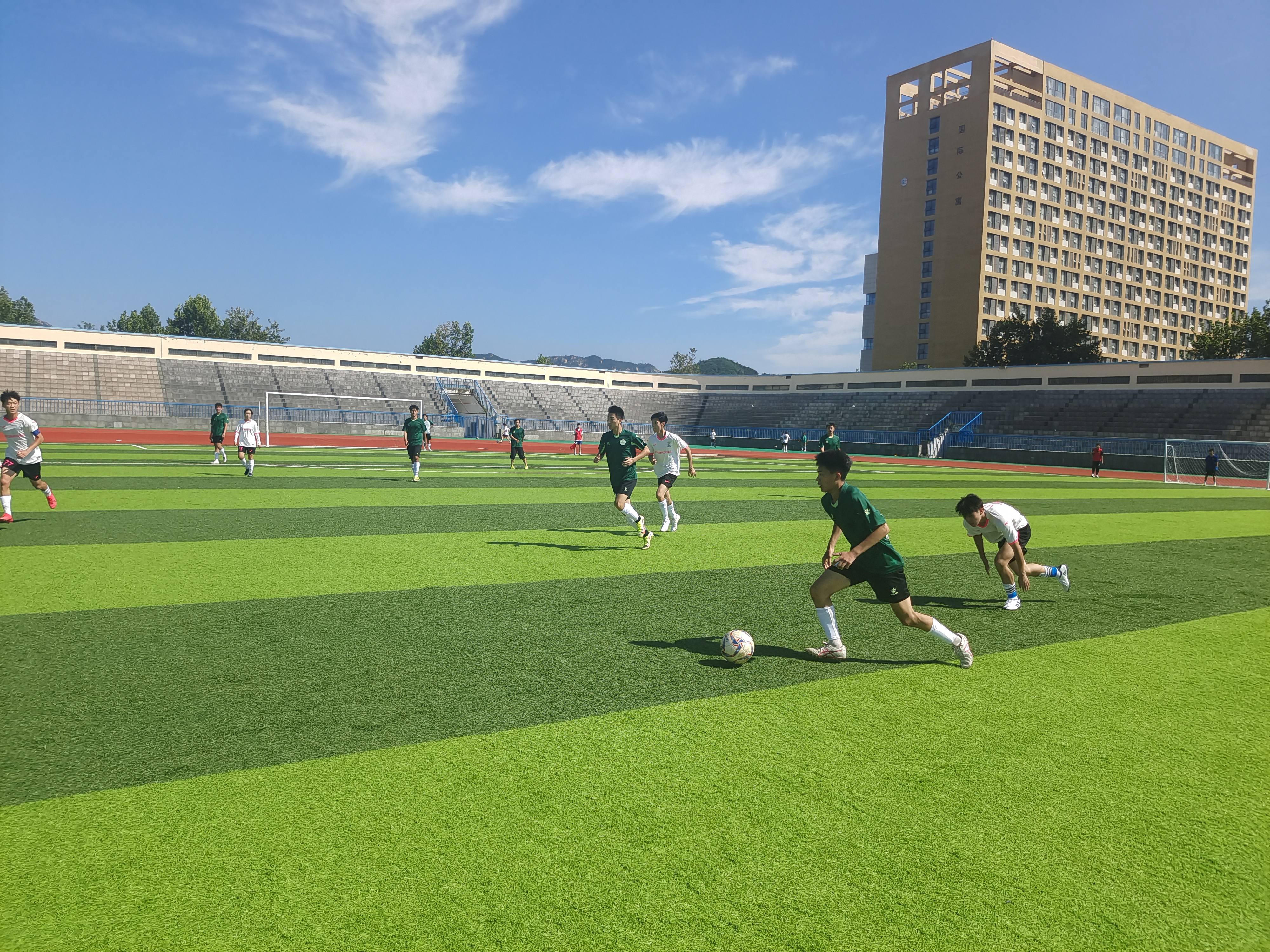 PG电子线上登入-华朗比克展现技术高超，打入精彩进球