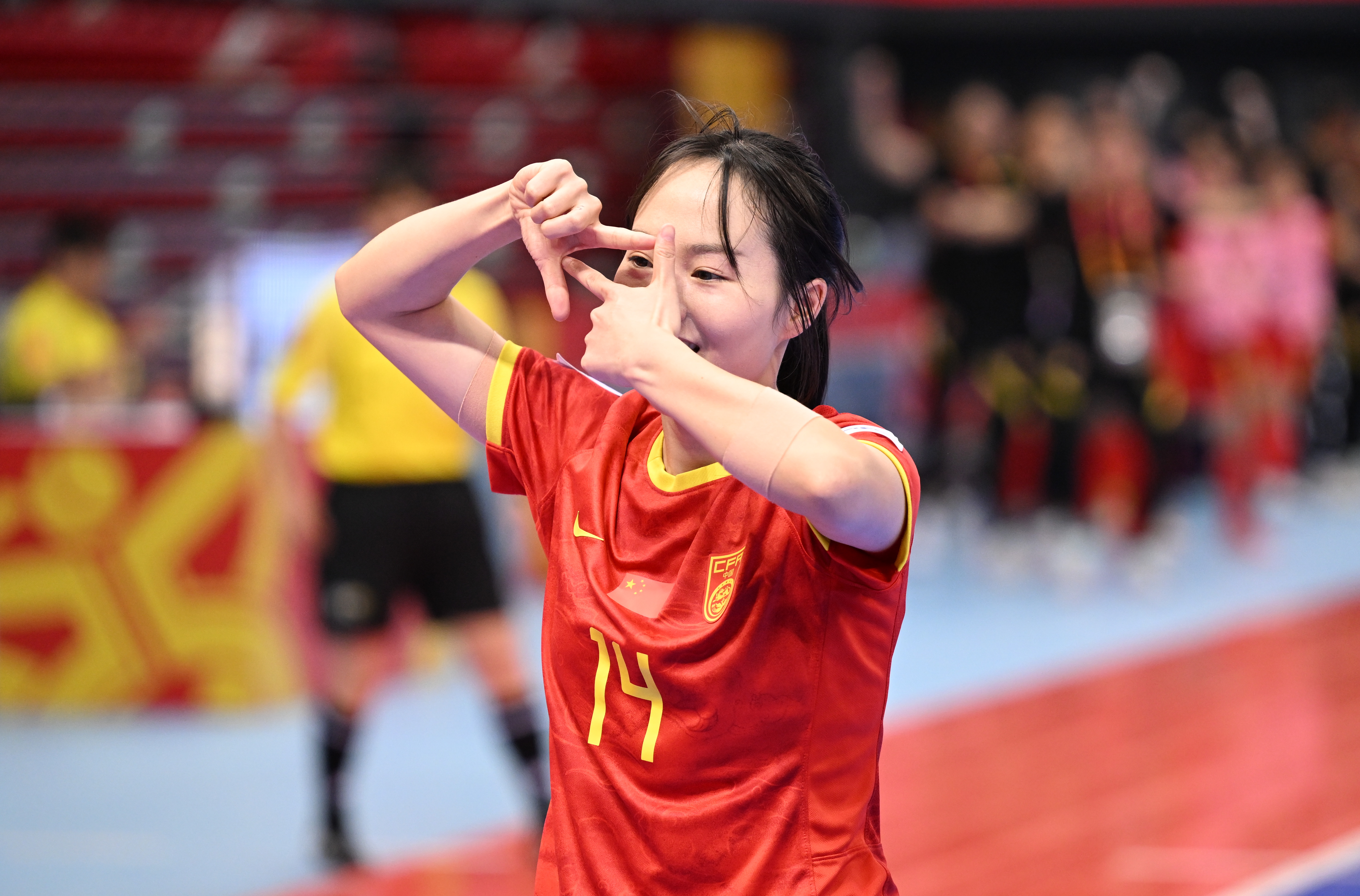 关于女子足球比赛激烈搏斗,中国选手喜获胜利的信息 关于女子足球比赛激烈搏斗,中国选手喜获胜利的信息