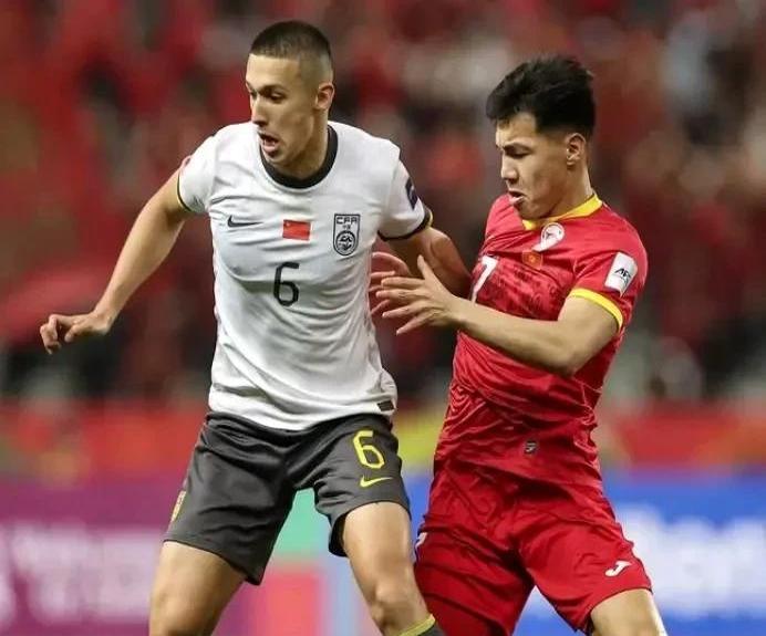 足球比赛中球员展现实力,技术过硬 足球比赛中球员展现实力,技术过硬