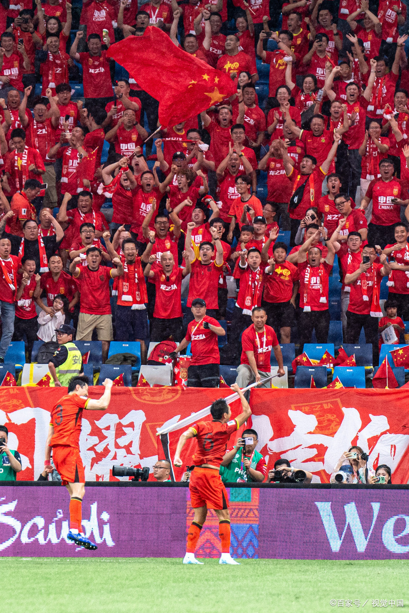 国内足球联赛场面火爆,球迷激情喷涌 国内足球联赛场面火爆,球迷激情喷涌