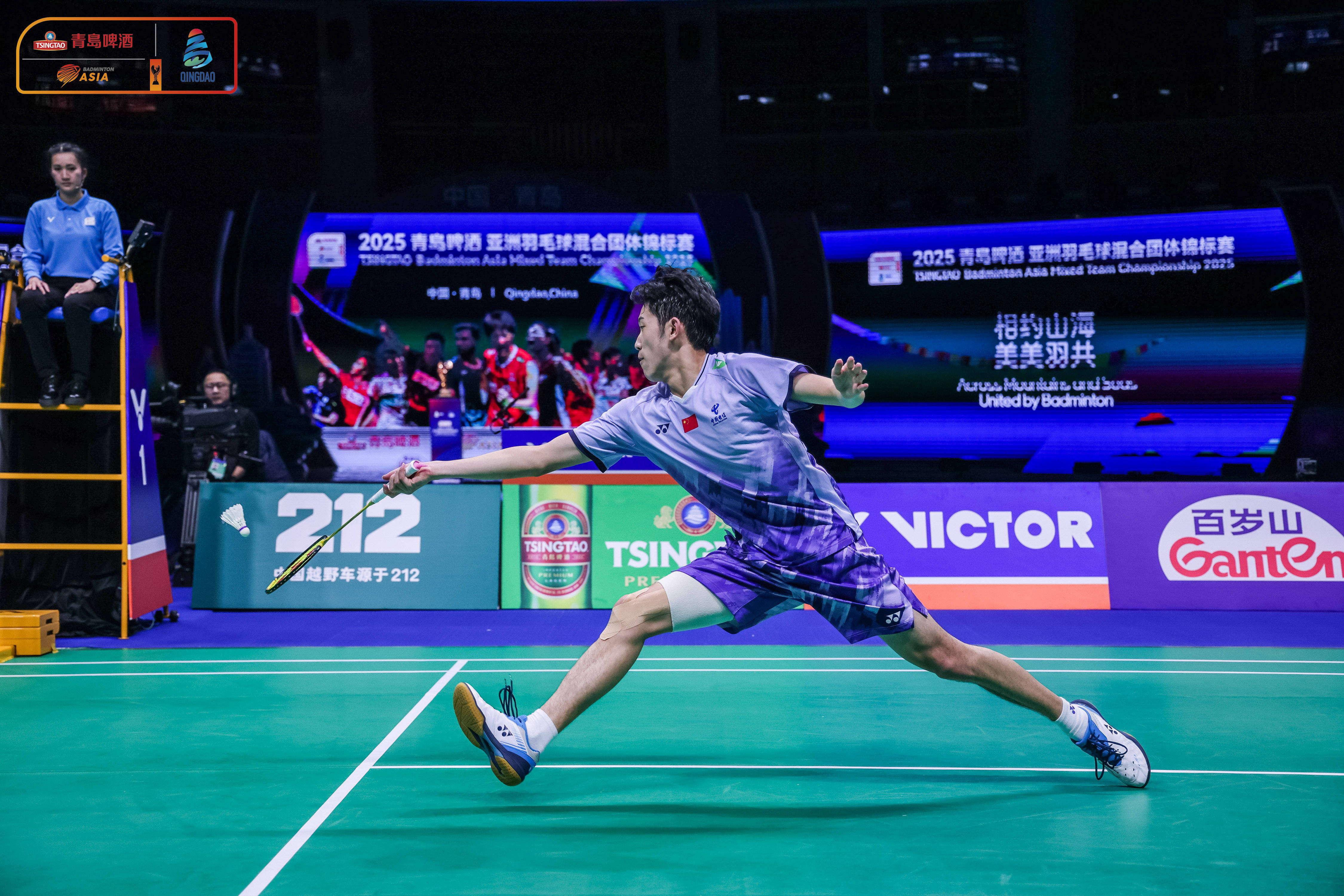 一位年轻球员在比赛中脱颖而出 一位年轻球员在比赛中脱颖而出